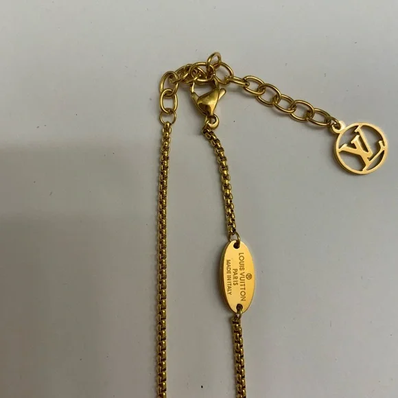Louis Vuitton Essential V Necklace - Picture 6 of 9